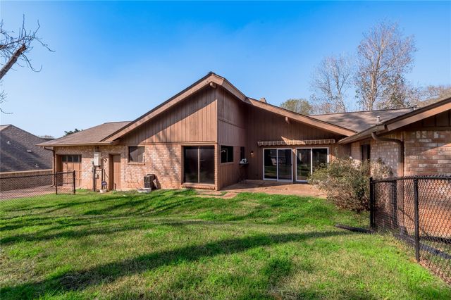 1433 Green Briar Drive, Huntsville, TX 77340