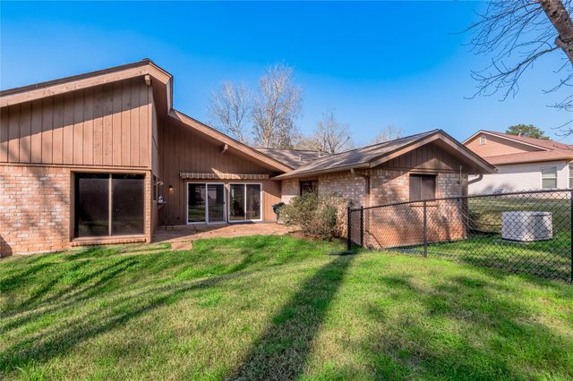 1433 Green Briar Drive, Huntsville, TX 77340