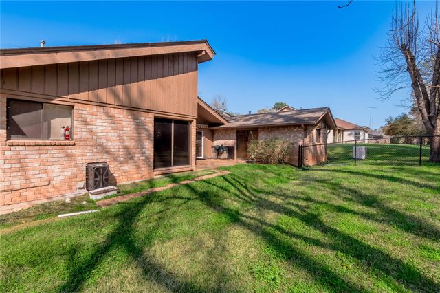 1433 Green Briar Drive, Huntsville, TX 77340