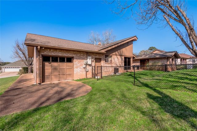 1433 Green Briar Drive, Huntsville, TX 77340