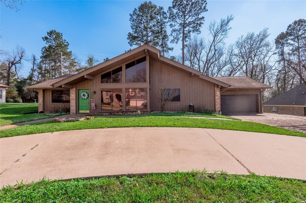 1433 Green Briar Drive, Huntsville, TX 77340