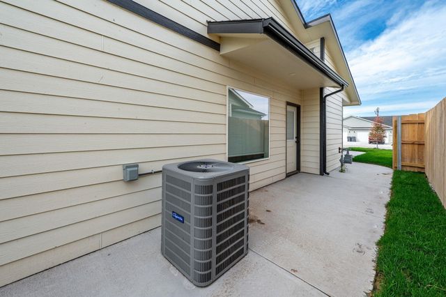 619 E Briarbrook Ln, Park City, KS 67147