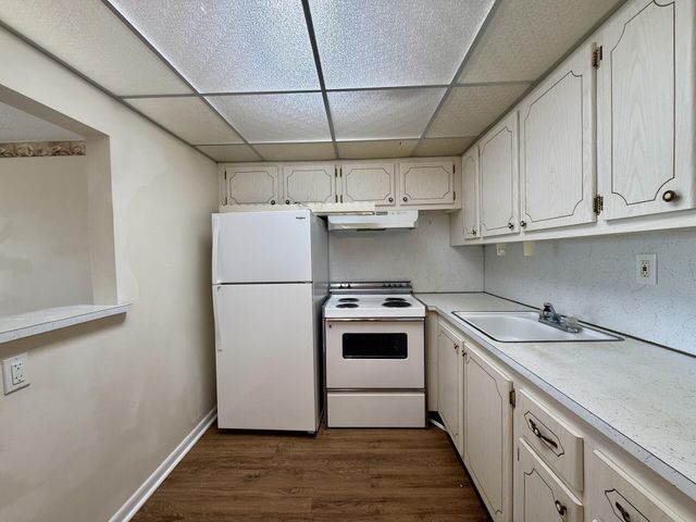 32 Kingswood B, West Palm Beach, FL 33417