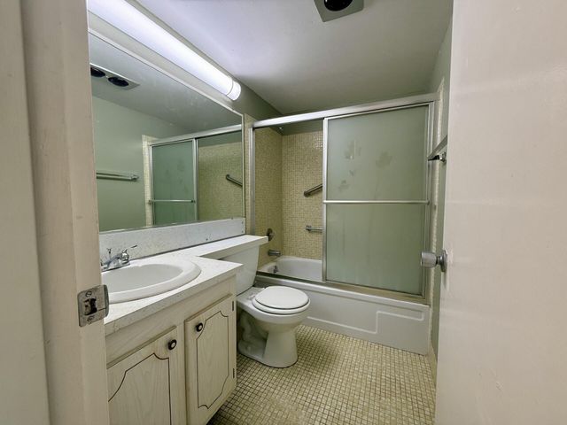 32 Kingswood B, West Palm Beach, FL 33417