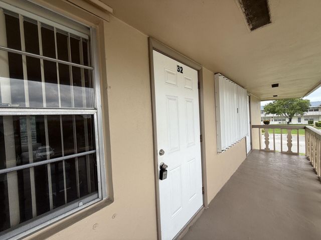 32 Kingswood B, West Palm Beach, FL 33417