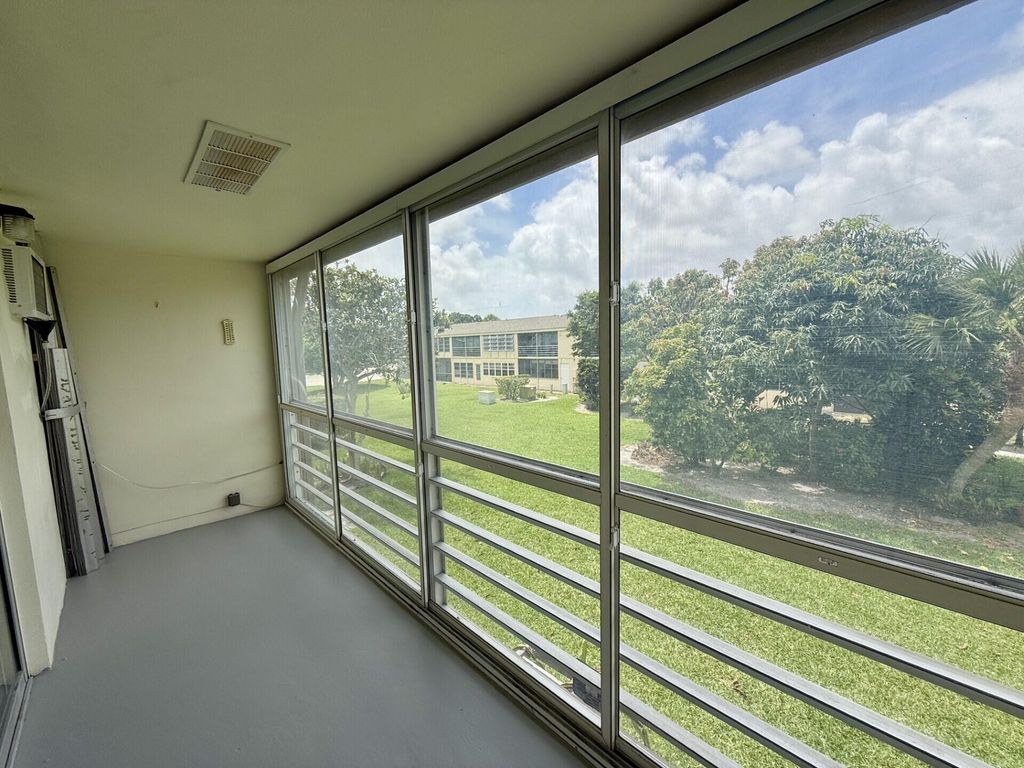 32 Kingswood B, West Palm Beach, FL 33417