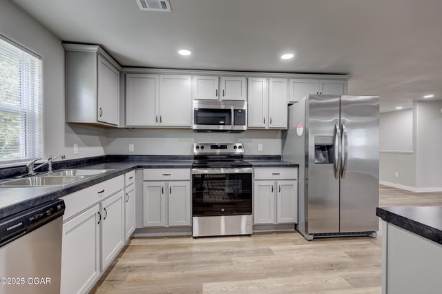 1028 Woodland Avenue, Joplin, MO 64801