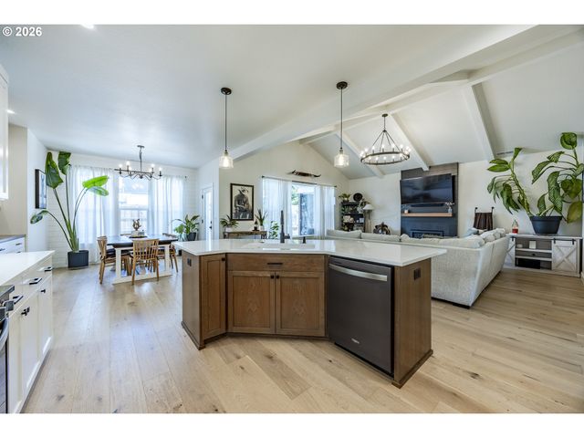 1068 KINTZLEY Ave, Springfield, OR 97478