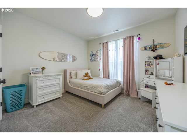 1068 KINTZLEY Ave, Springfield, OR 97478