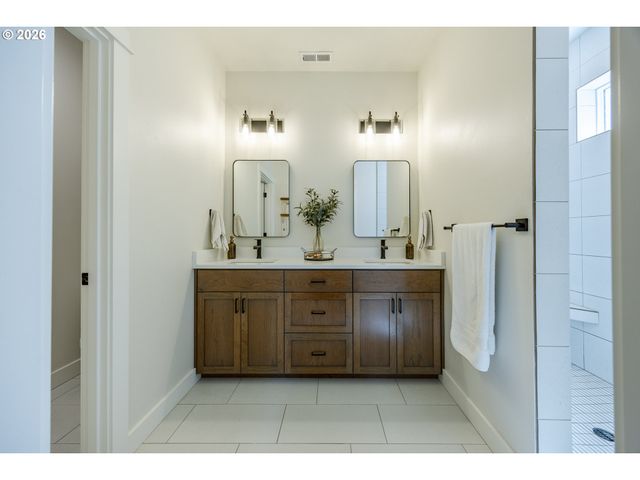 1068 KINTZLEY Ave, Springfield, OR 97478