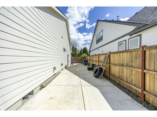 1068 KINTZLEY Ave, Springfield, OR 97478