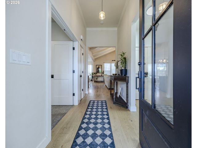 1068 KINTZLEY Ave, Springfield, OR 97478