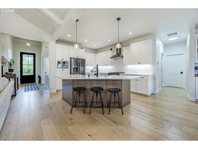 1068 KINTZLEY Ave, Springfield, OR 97478