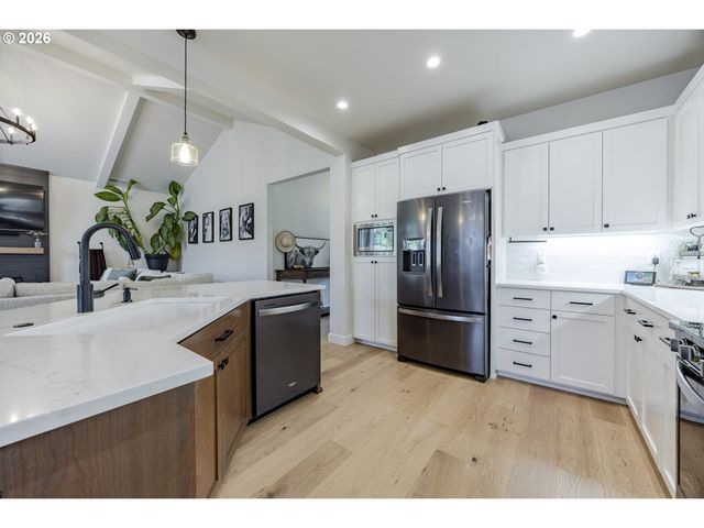 1068 KINTZLEY Ave, Springfield, OR 97478