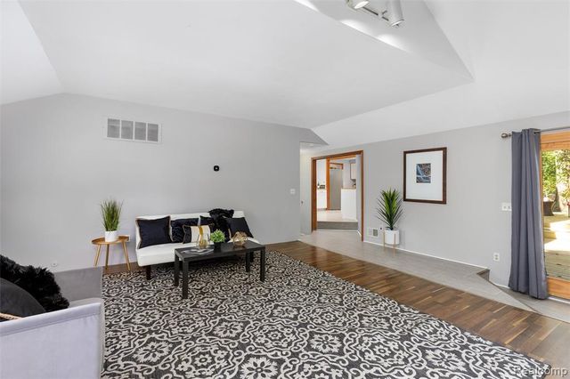 21326 Flanders Street, Farmington Hills, MI 48335