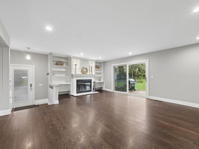 6220 Crescent Drive, Huntley, IL 60142