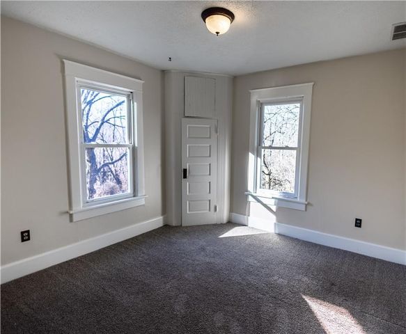 400 West Street, Parkville, MO 64152