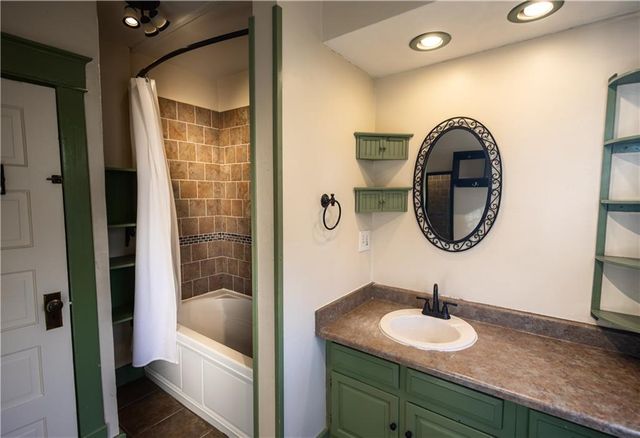 400 West Street, Parkville, MO 64152