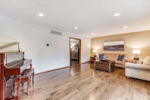 1313 E Briarwood Rd, Derby, KS 67037