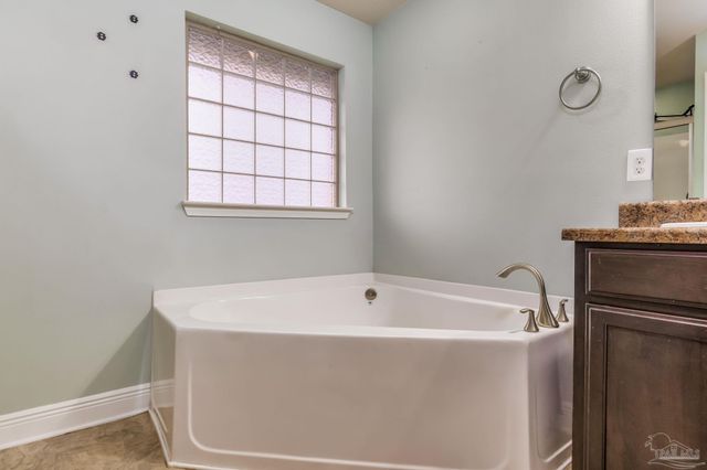 5566 Maggie Rose Cir, Milton, FL 32570