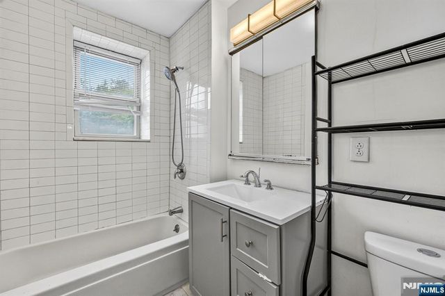 19 Lyons 204, Newark, NJ 07112
