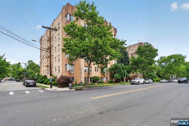19 Lyons 204, Newark, NJ 07112