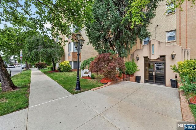19 Lyons 204, Newark, NJ 07112