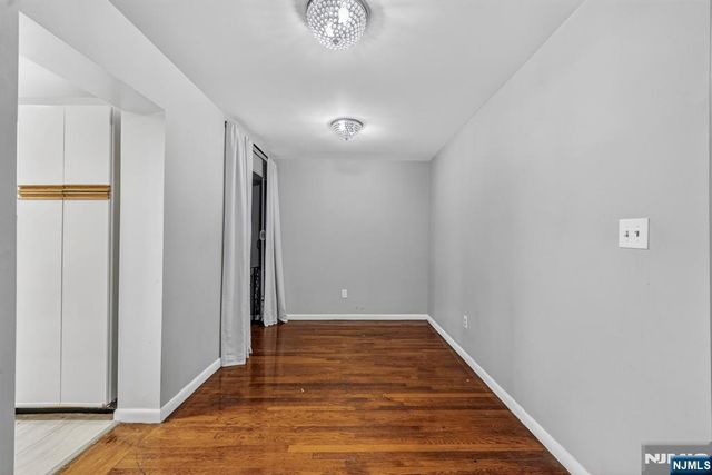 19 Lyons 204, Newark, NJ 07112