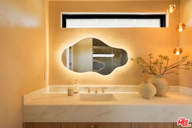 3444 Redwood Avenue, Los Angeles, CA 90066