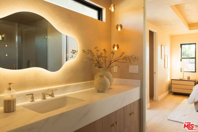 3444 Redwood Avenue, Los Angeles, CA 90066