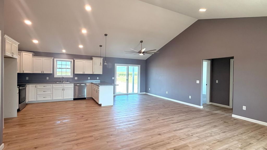 Image 4 of property listing at 768 Fulton Drive, Centralia, IL 62801