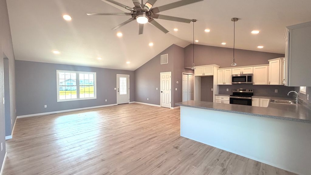 Image 5 of property listing at 768 Fulton Drive, Centralia, IL 62801