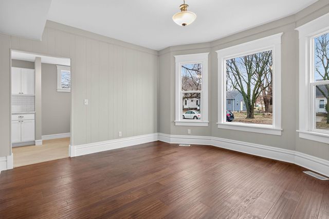 427 Iowa St Street, Waterloo, IA 50703