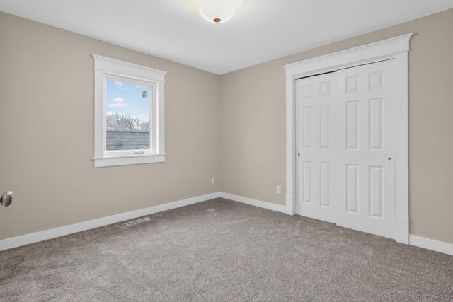 427 Iowa St Street, Waterloo, IA 50703