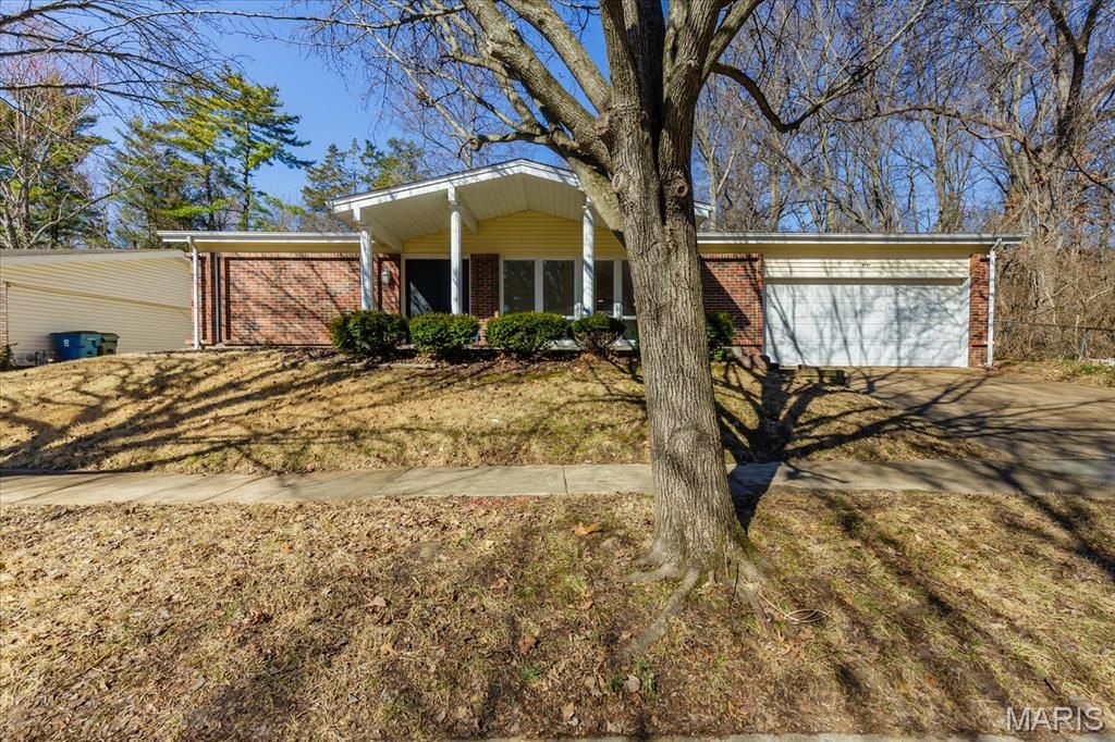 5489 Limerick Drive, St Louis, MO 63128