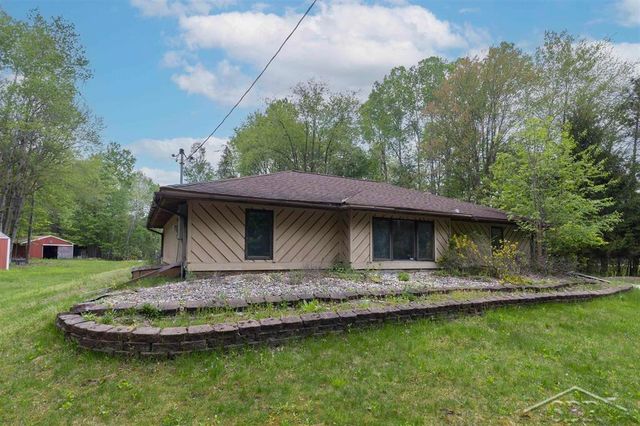1156 S Alamando Road, Shepherd, MI 48883
