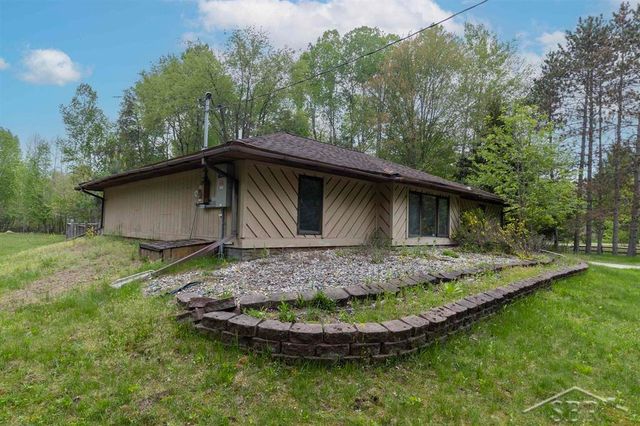 1156 S Alamando Road, Shepherd, MI 48883