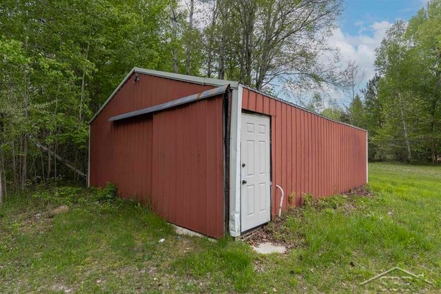 1156 S Alamando Road, Shepherd, MI 48883