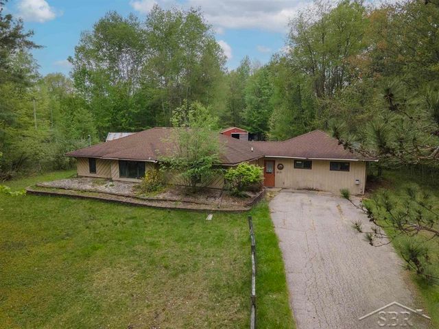 1156 S Alamando Road, Shepherd, MI 48883