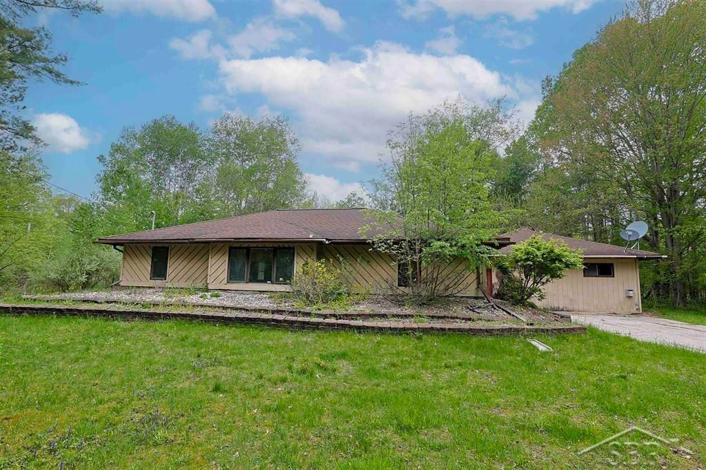 1156 S Alamando Road, Shepherd, MI 48883