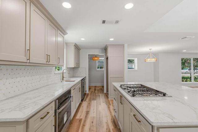 10711 Ella Lee Lane, Houston, TX 77042
