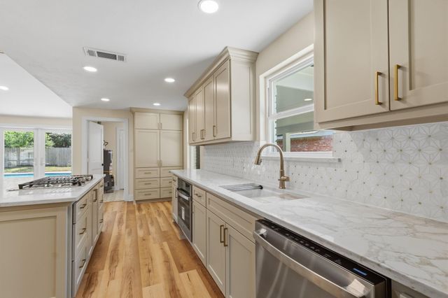 10711 Ella Lee Lane, Houston, TX 77042