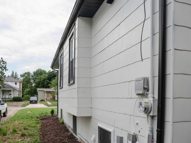 523 S Monterey Avenue, Villa Park, IL 60181