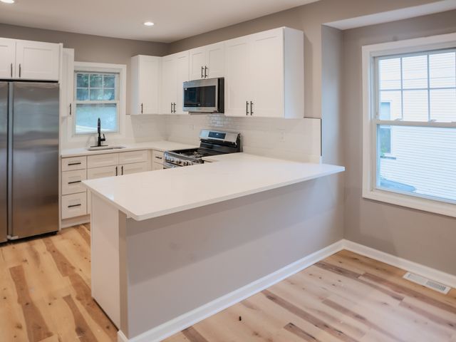 523 S Monterey Avenue, Villa Park, IL 60181