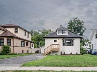 523 S Monterey Avenue, Villa Park, IL 60181