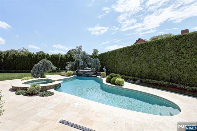 2 Euclid Road, Fort Lee, NJ 07024