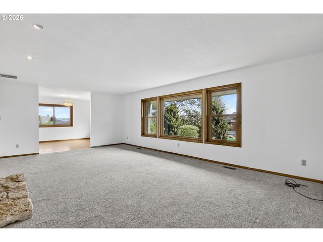 14067 Se EKLUND Ave, Boring, OR 97009