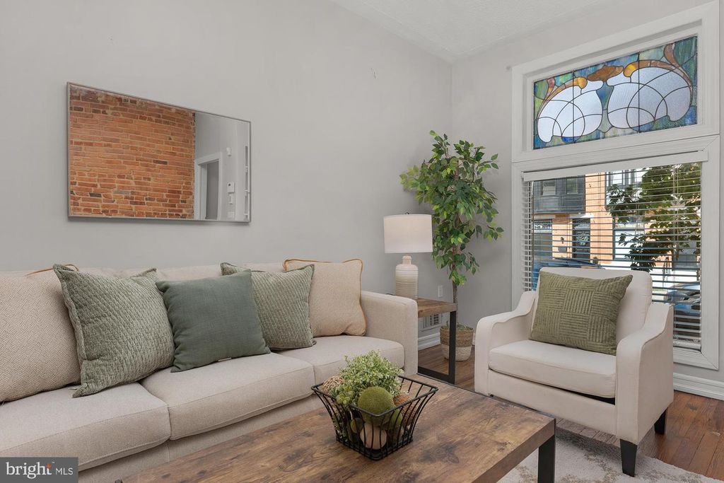 Image 10 of property listing at 733 S POTOMAC ST, Baltimore, MD 21224