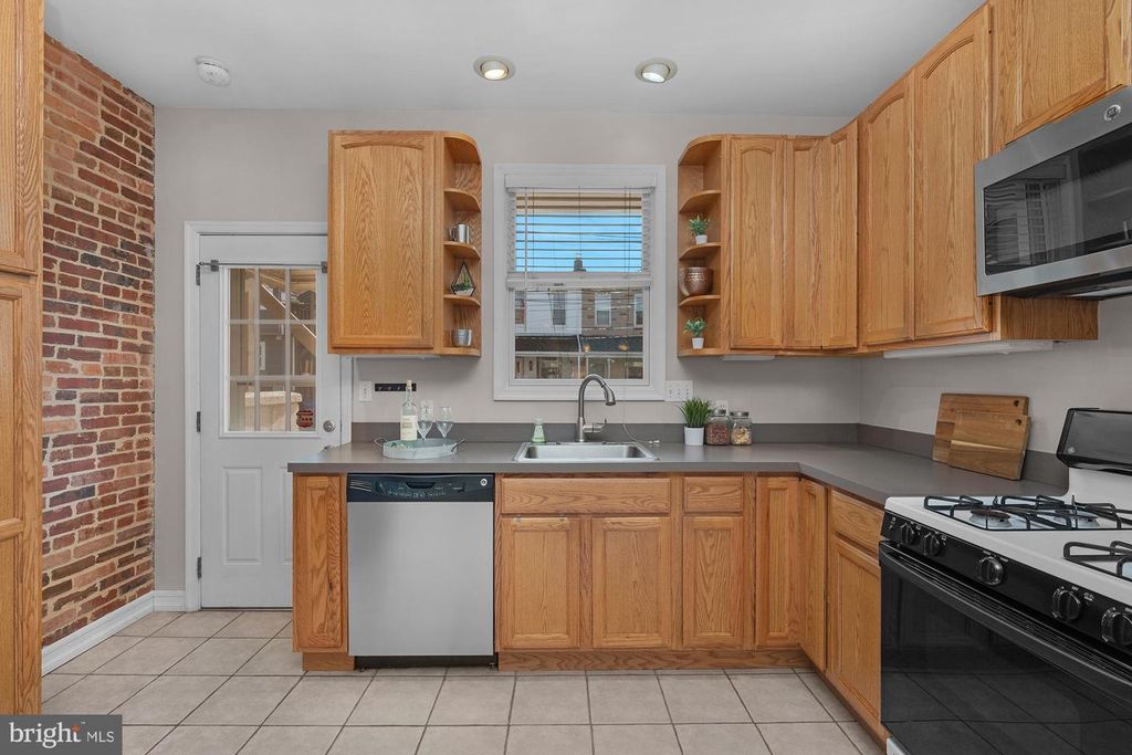 Image 14 of property listing at 733 S POTOMAC ST, Baltimore, MD 21224