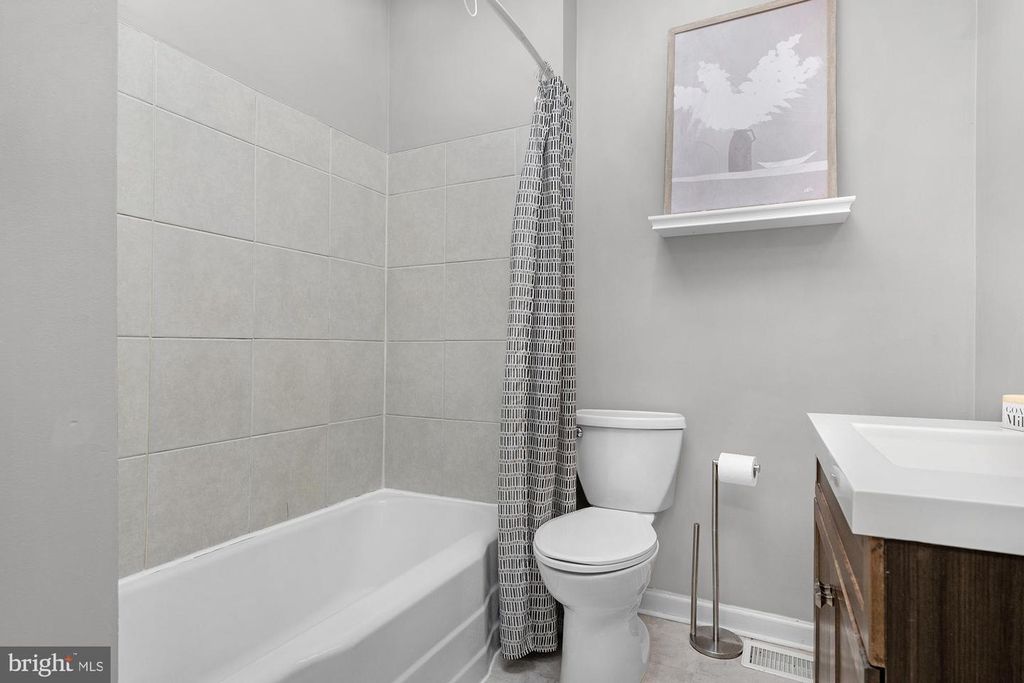 Image 19 of property listing at 733 S POTOMAC ST, Baltimore, MD 21224